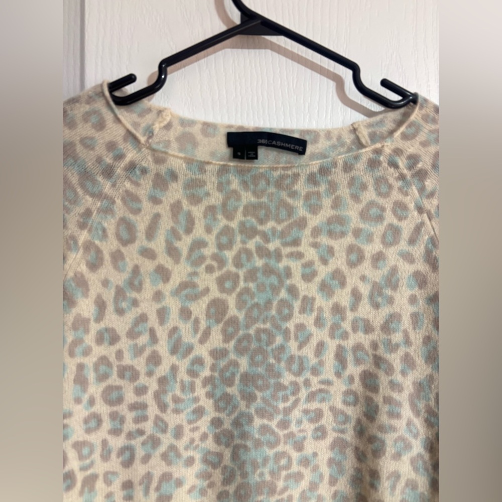360 Cashmere Leopard Animal Print Lightweight Soft Ribbed Hem Sweater Size Small - Picture 2 of 8